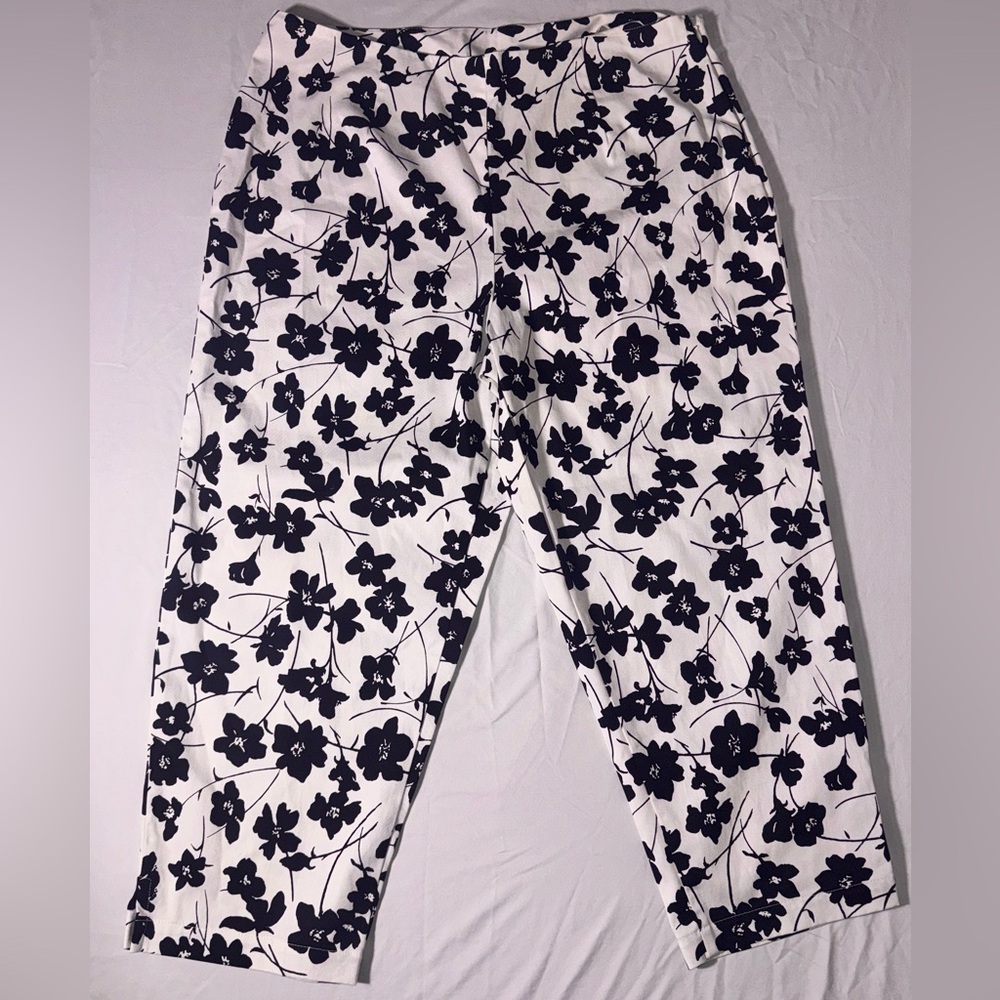 St. John's Bay Capri pants size 14 white and black floral cotton stretch.
